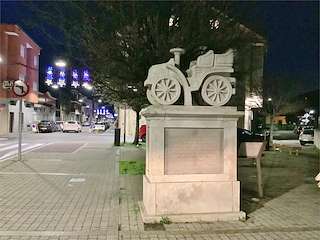 Fechas, información, programa, cartel, imágenes, mapa y ubicación de Monumento al Coche de Piedra  en  Pontecesures