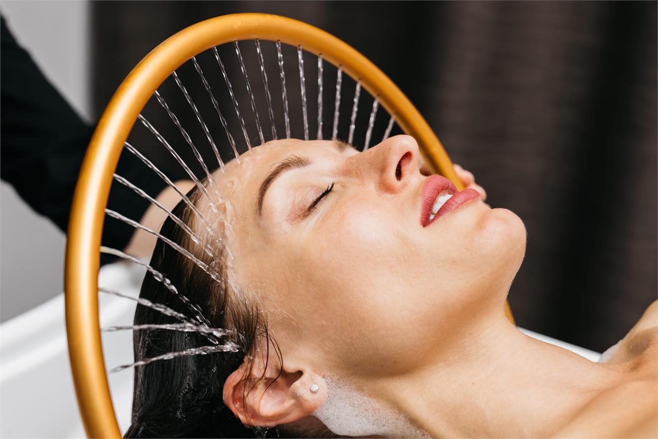 Spa capilar (head spa): ¿qué es, beneficios y cómo funciona?