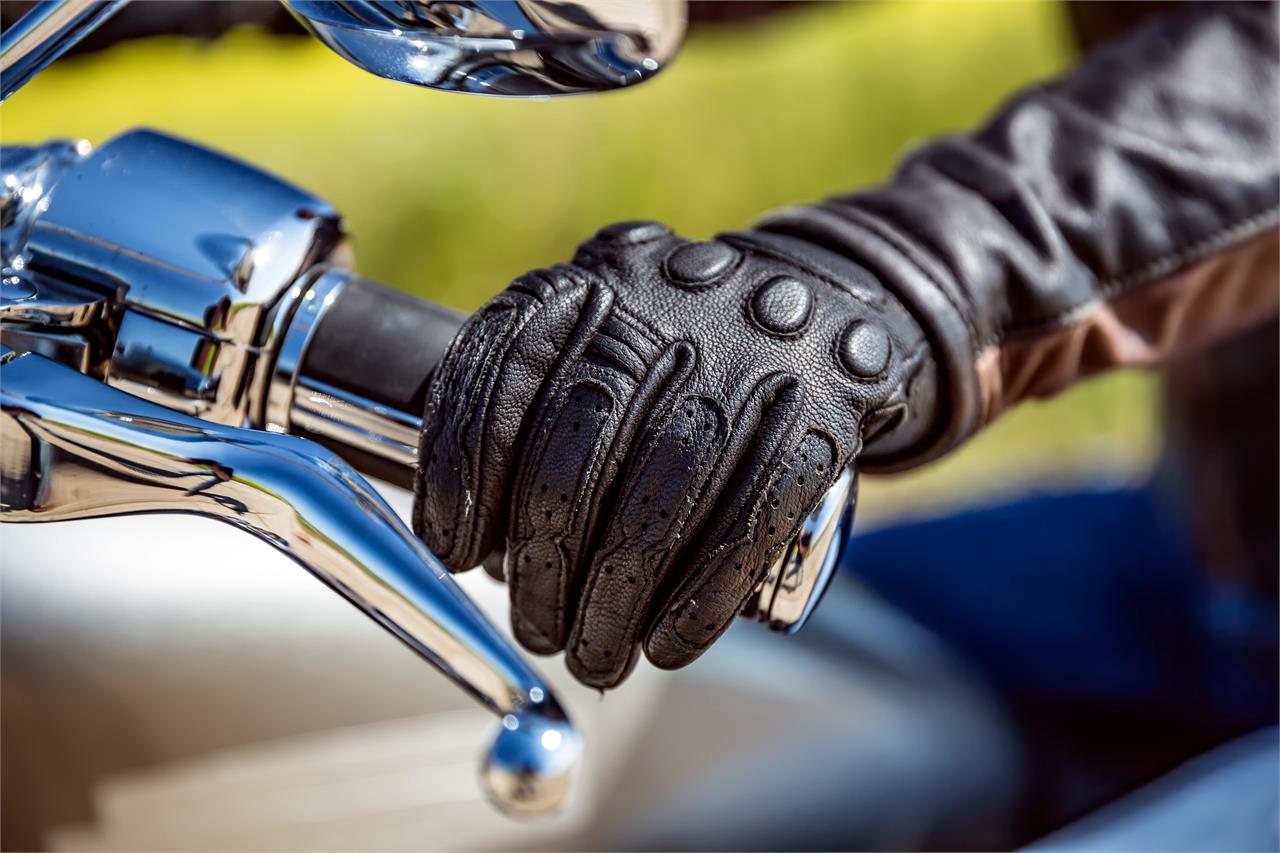 Los 10 accesorios imprescindibles para ir en moto - Imagen 4