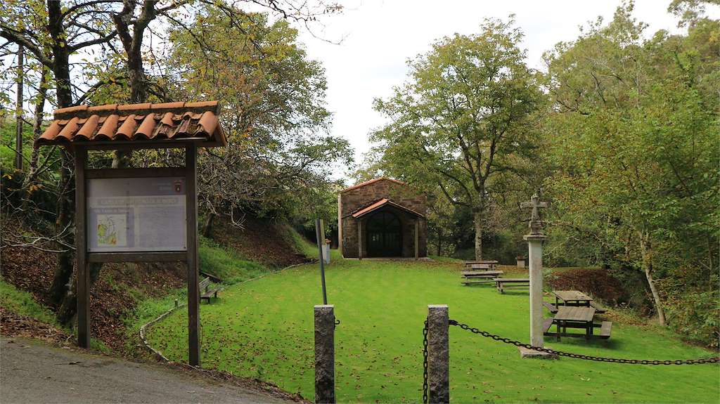 Área Recreativa y Capilla de San Pedro Rubieiro en Carral