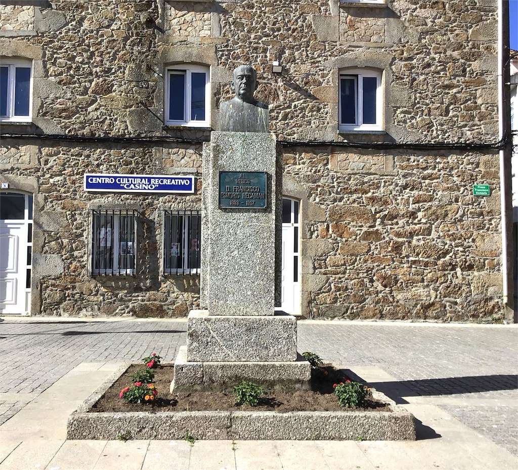 Busto de Francisco Esmorís Recamán en Fisterra