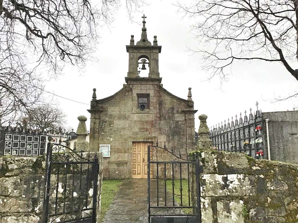 Capilla de Santiago de Paradela en Curtis