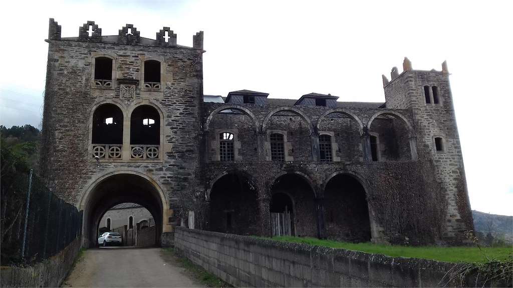 Castillo de Torre Penela en Vilamartín de Valdeorras