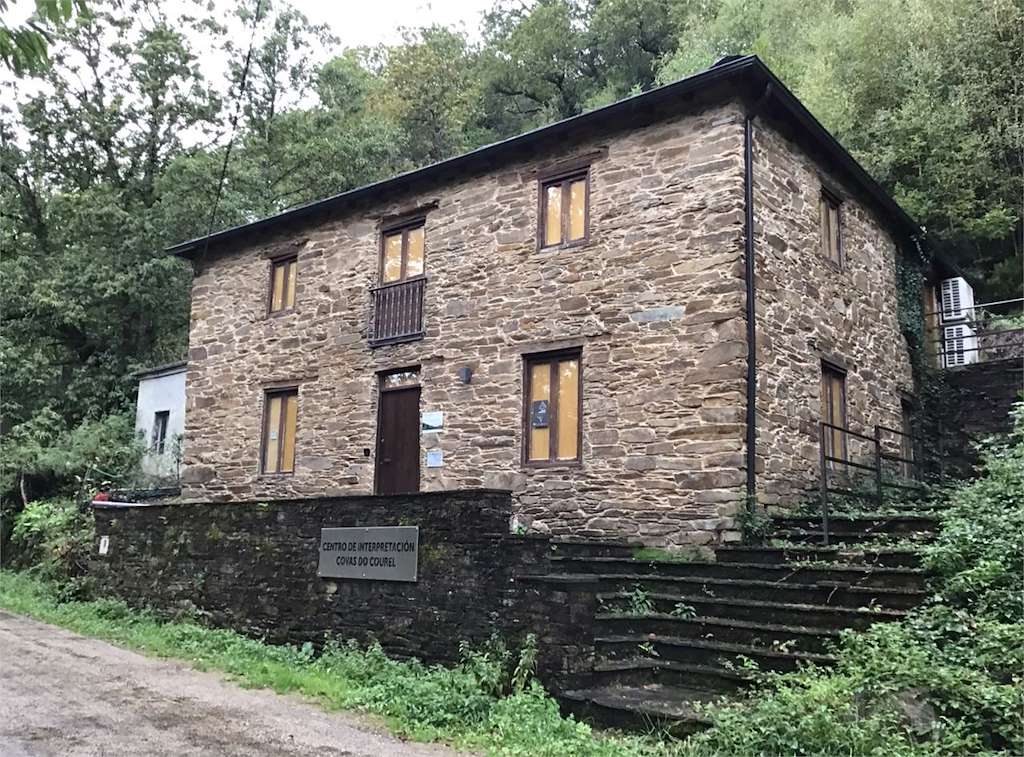 Centro de Interpretación Covas do Courel en Folgoso do Courel