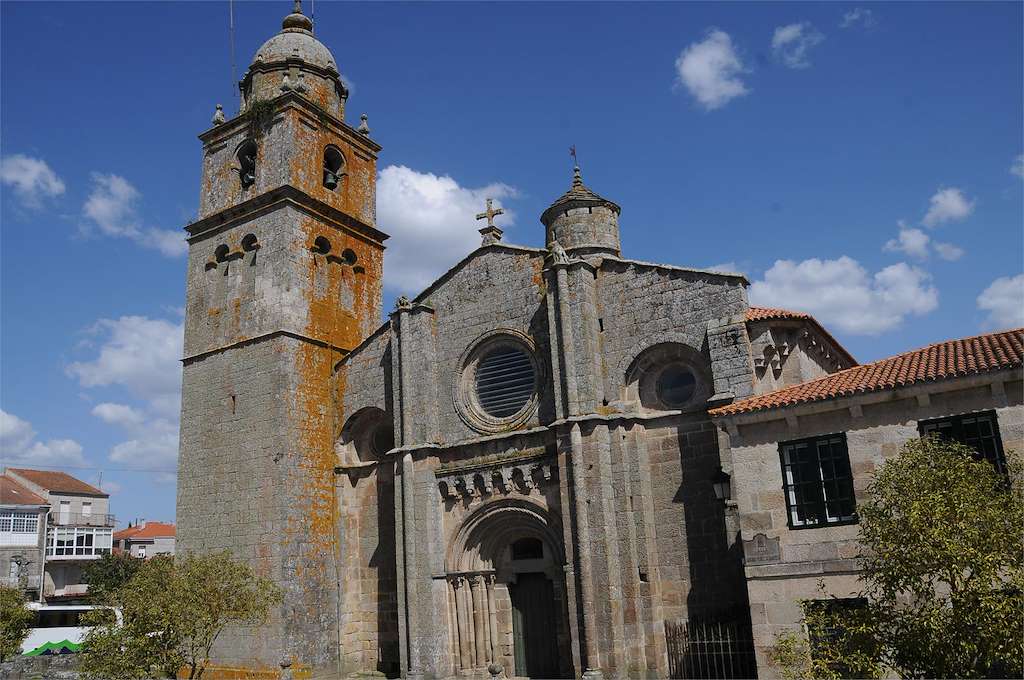 Colegiata de Santa María La Real en Xunqueira de Ambía