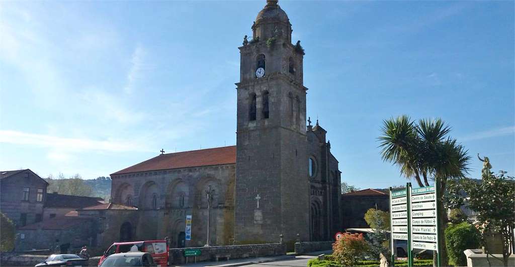Colegiata de Santa María La Real en Xunqueira de Ambía