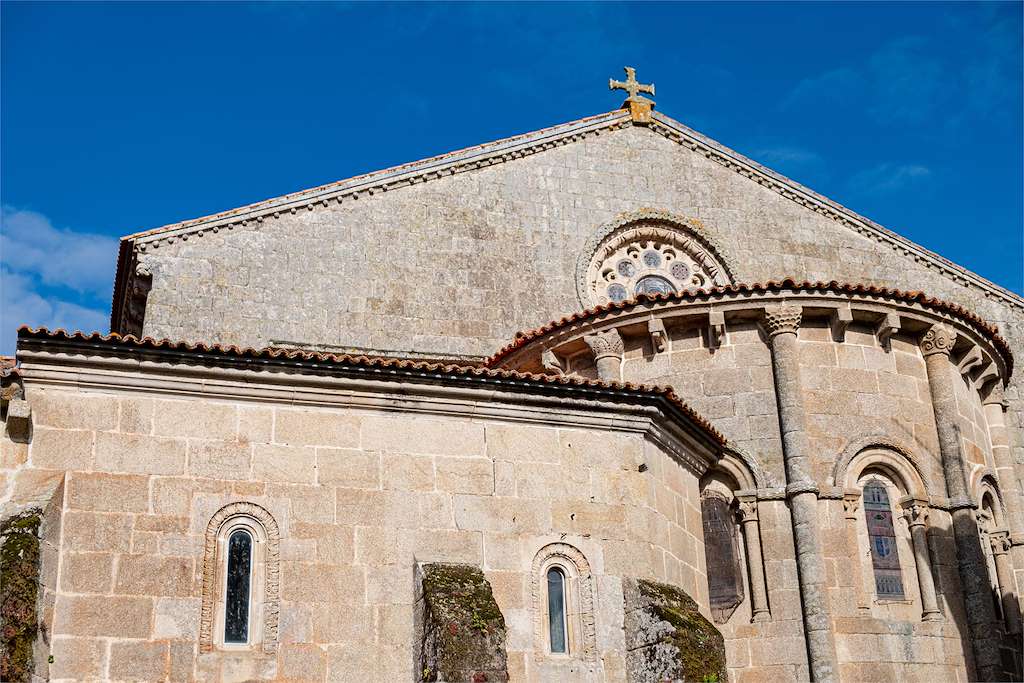 Colegiata de Santa María La Real en Xunqueira de Ambía