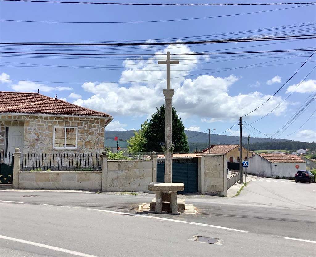 Cruceiro con Petos de Ánimas de A Bouza en Cambados