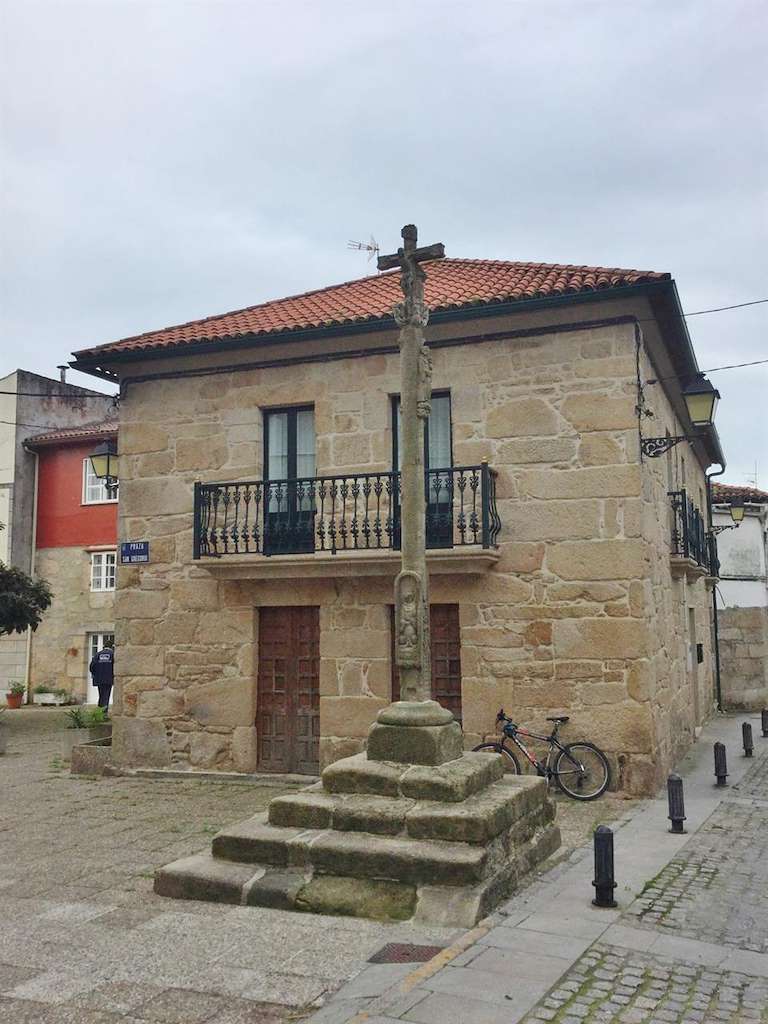 Cruceiro con Petos de Ánimas Rúa Rodas en Cambados