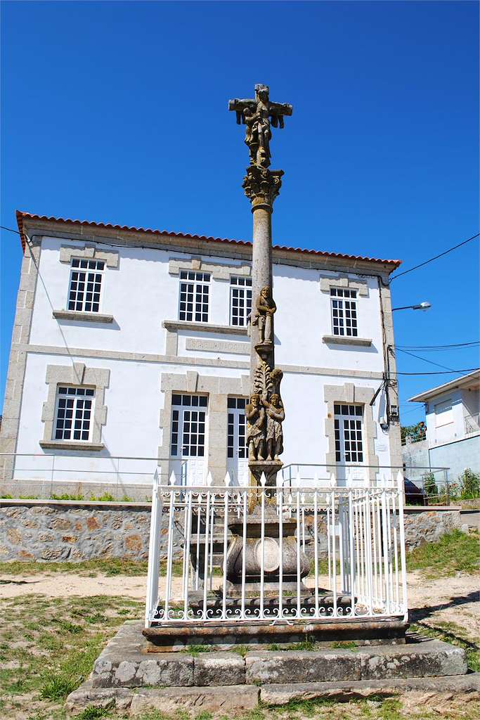 Cruceiro dos Maios en O Rosal