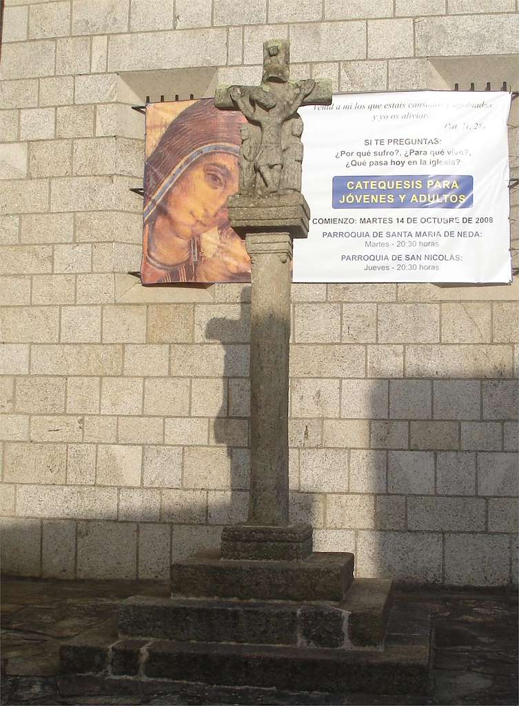 Cruceiro e Iglesia de San Nicolas en Neda