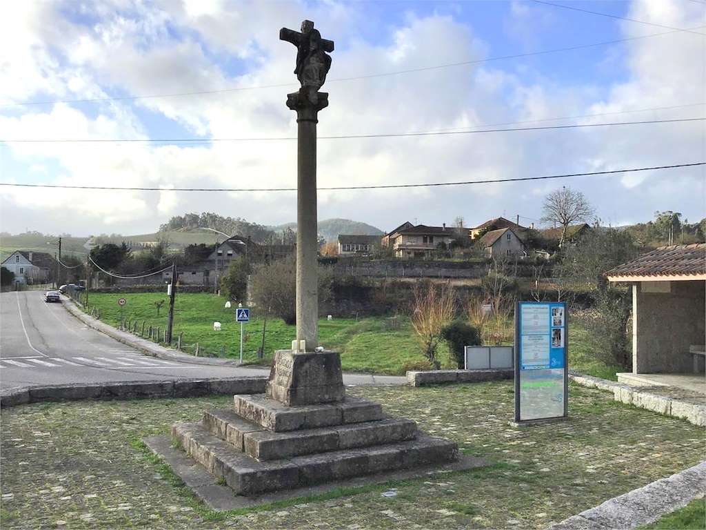 Cruceiro y Peto de Ánimas de Fontedepedra en Salceda de Caselas