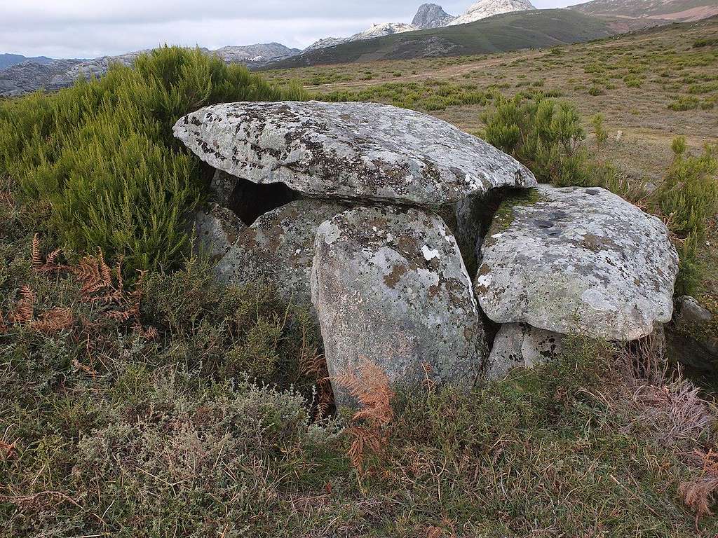 Dolmen Casa da Moura en Entrimo