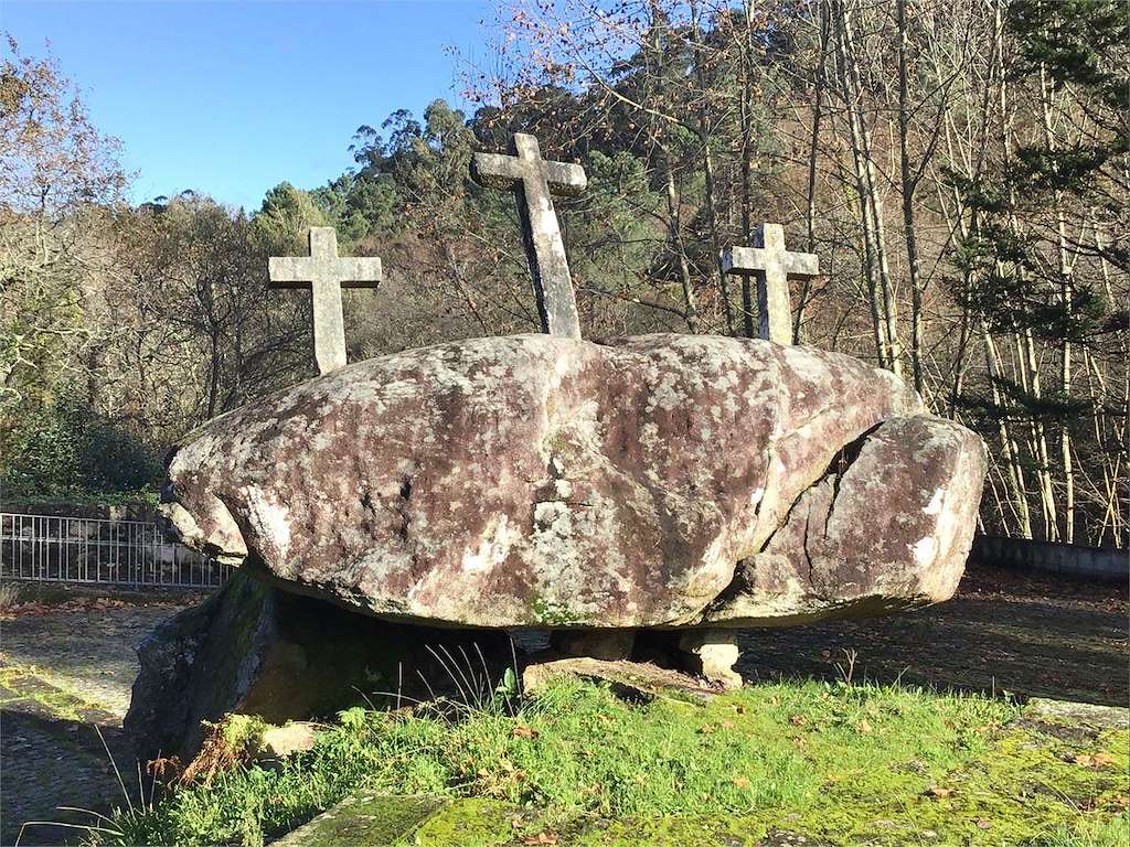 Dolmen-Cruceiro de As Pedras en Mondariz-Balneario