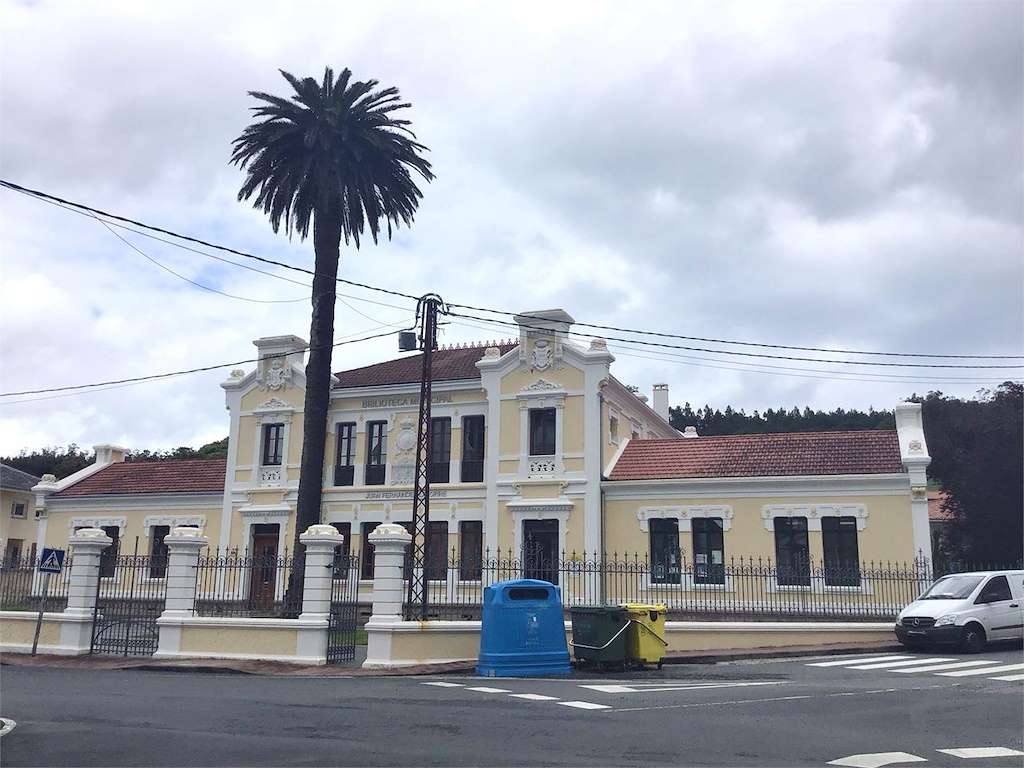 Edificio del Antiguo Grupo Escolar en Ortigueira
