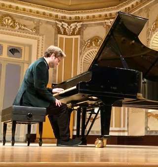 Fechas, información, programa, cartel, imágenes, mapa y ubicación de El Pianista de la Mano Izquierda - El amor y la música (2026)  en  Vigo