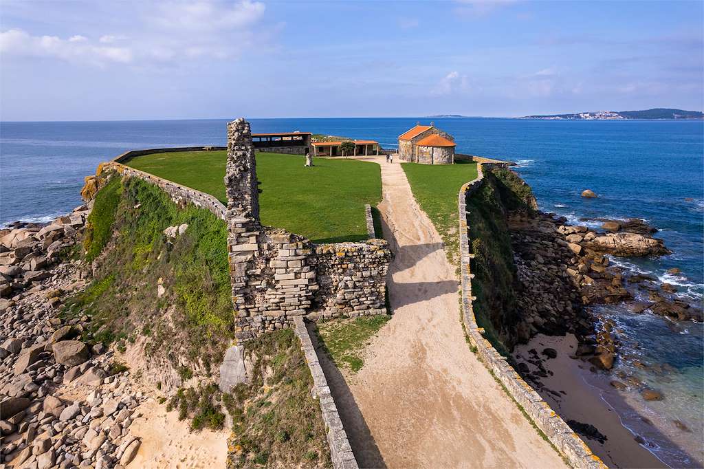 La 'Cuna da Santa', roca natural con forma de cama en el acantilado de la Lanzada