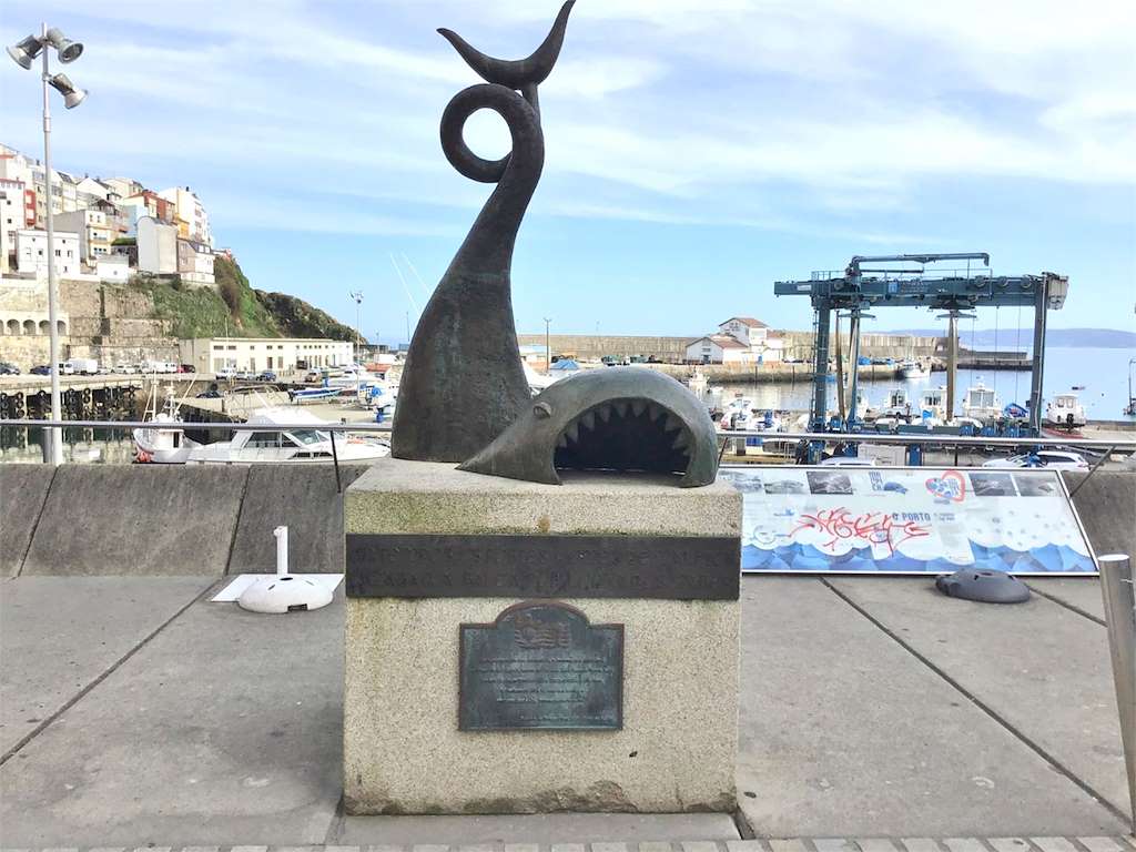 Escultura a Balea en Malpica de Bergantiños