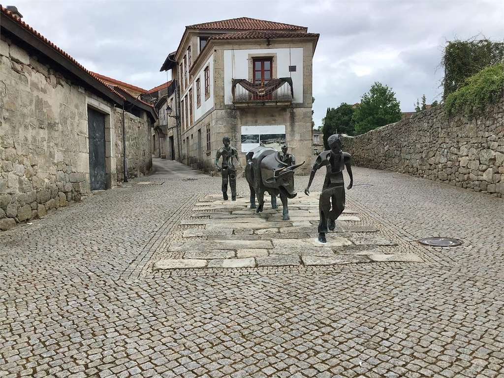 Escultura A Festa do Boi en Allariz
