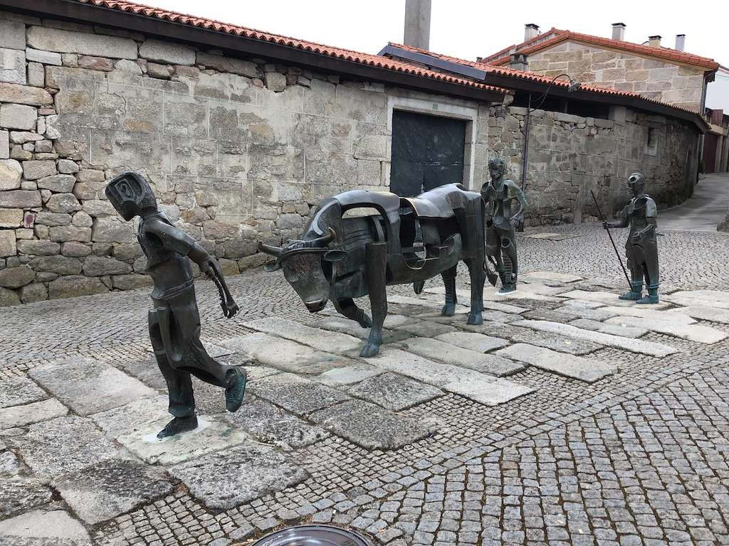 Escultura A Festa do Boi en Allariz