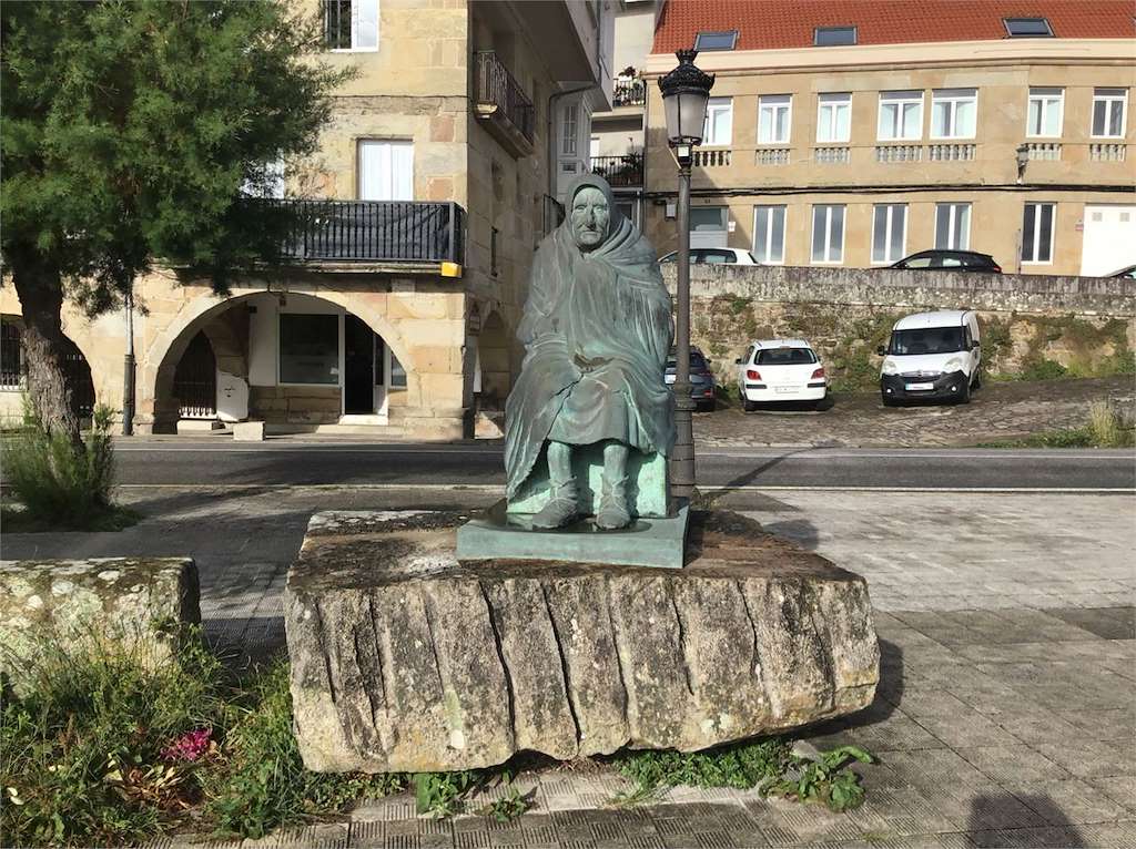 Escultura A Vella en Muros