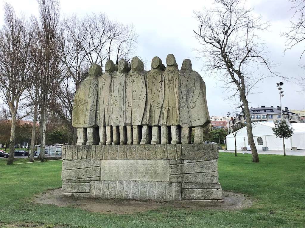 Escultura al Emigrante en Oleiros