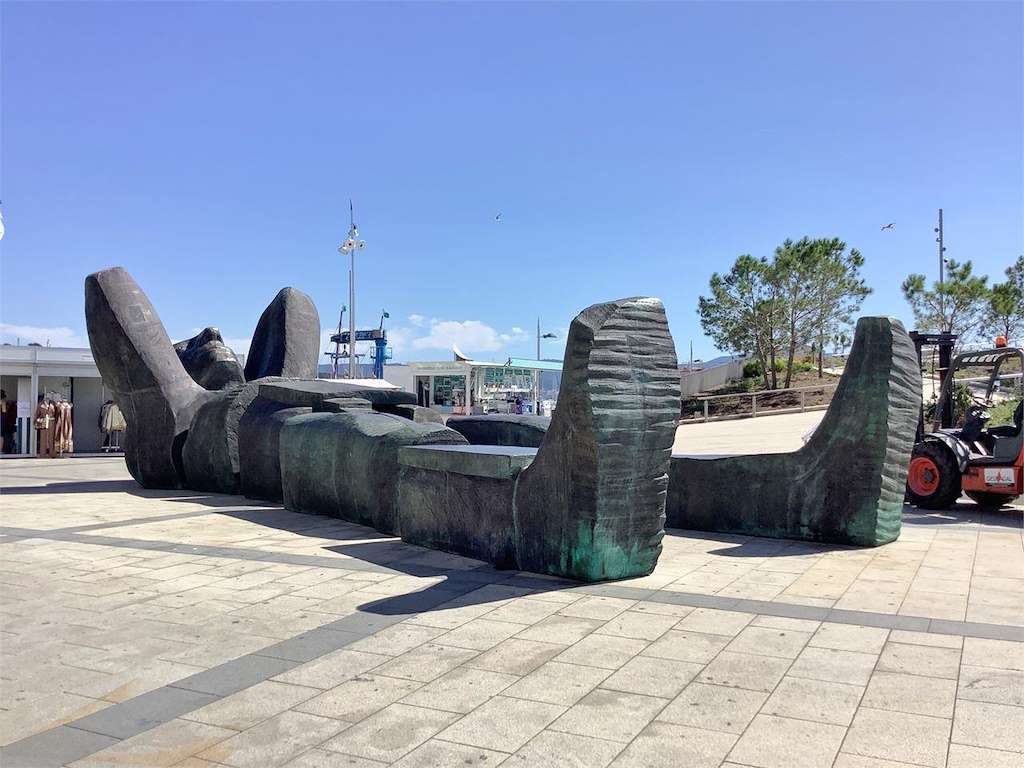 Escultura Atlante en Sanxenxo
