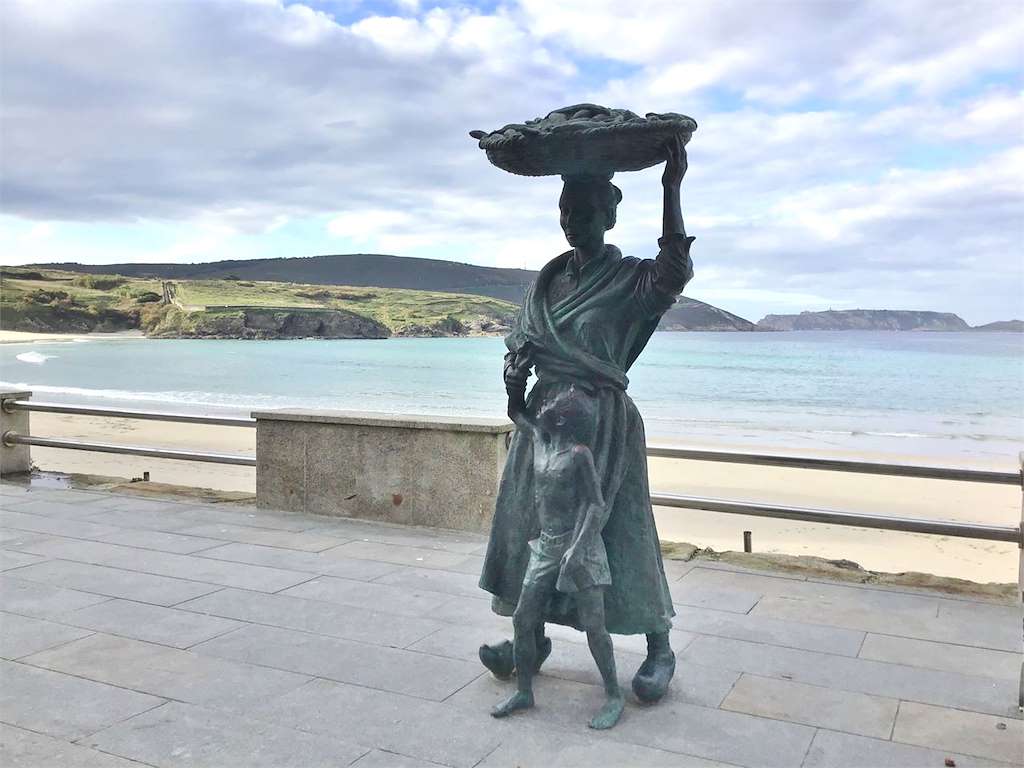 Escultura Nai Carrexeira en Malpica de Bergantiños