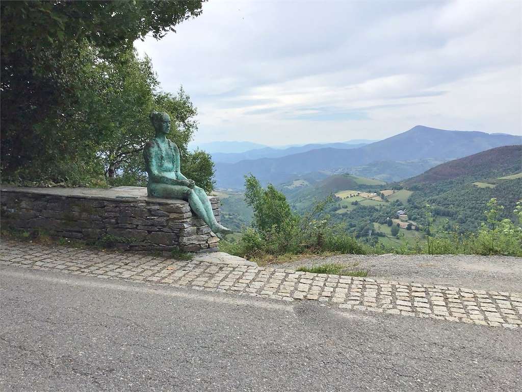 Escultura Peregrina Repousando en Pedrafita do Cebreiro