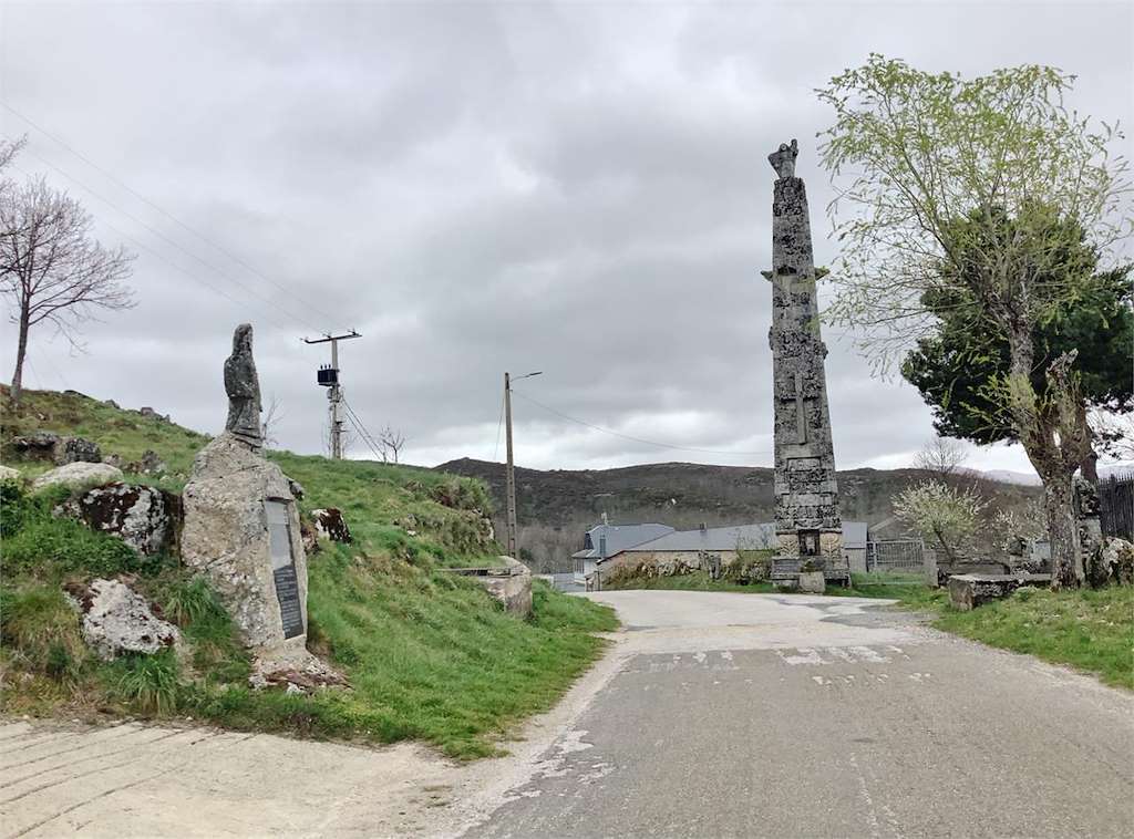 Esculturas de Pepe de Barrio en A Veiga