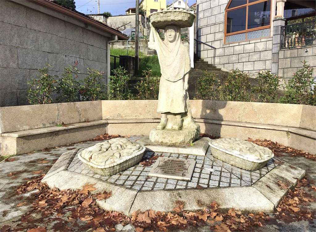 Estatua A Peixeira en Ponteareas