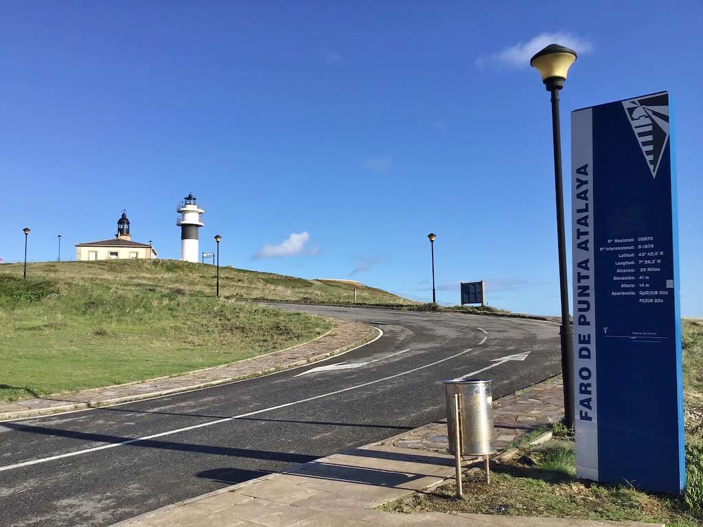 Faro de Punta Atalaia en Cervo