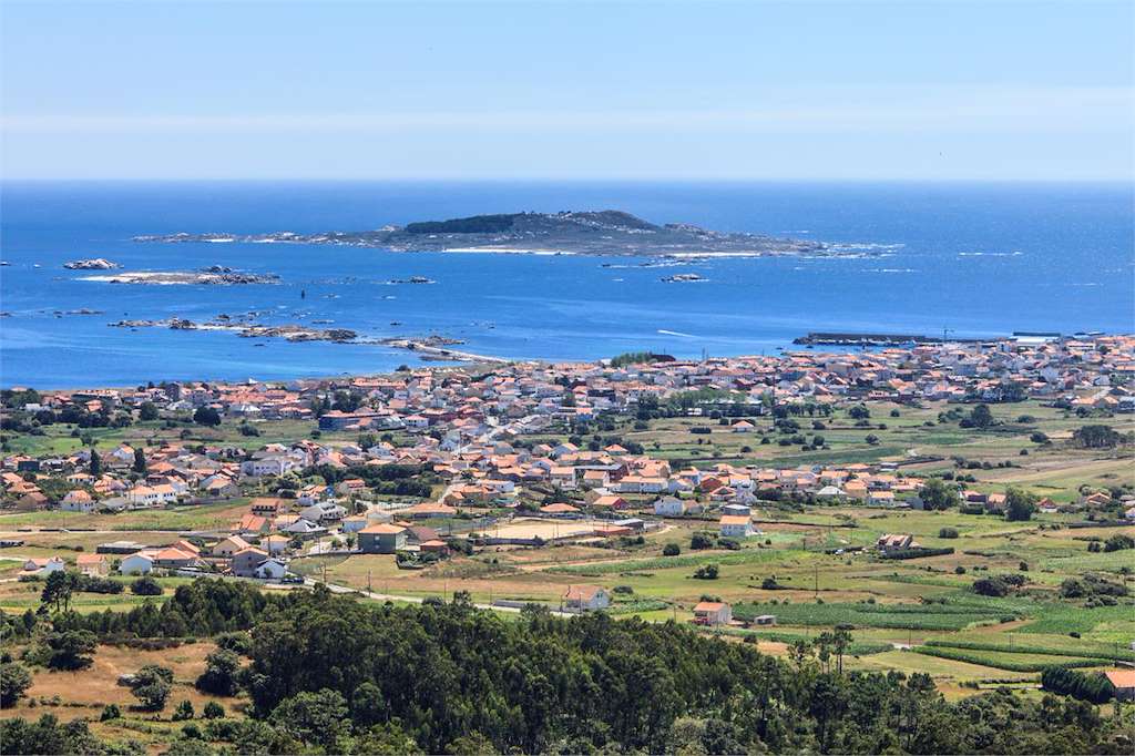 Faro e Illa de Sálvora en Ribeira