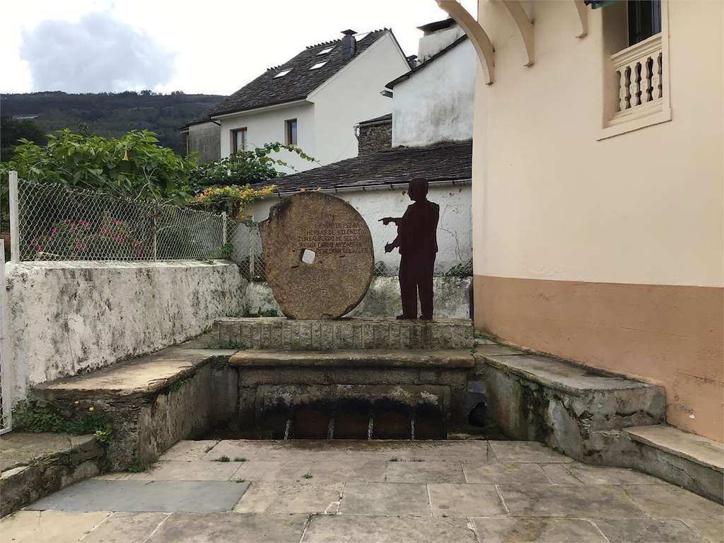 Fonte dos Pelamios e Monumento a José Díaz Jácome en Mondoñedo
