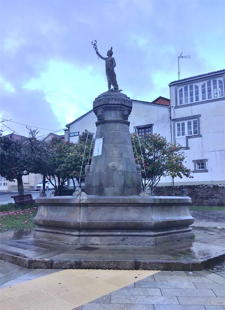 Fuente de Hermes en Brión