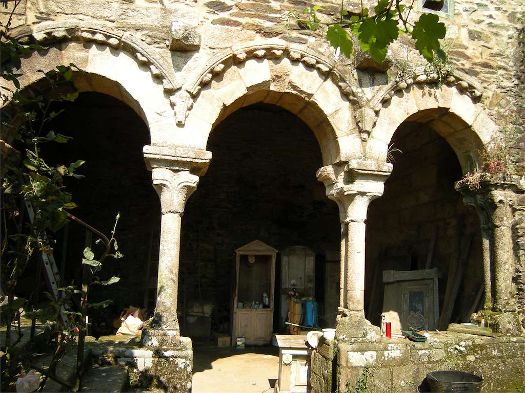 Iglesia de Divino Salvador de Camanzo en Vila de Cruces