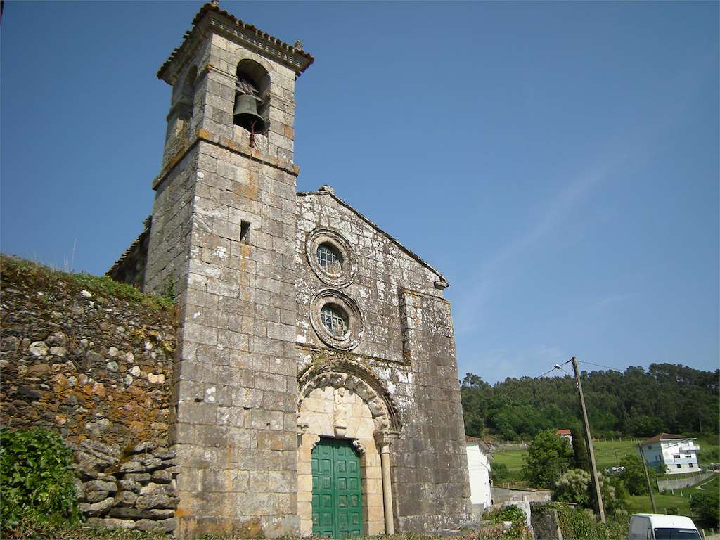 Iglesia de Divino Salvador de Camanzo en Vila de Cruces