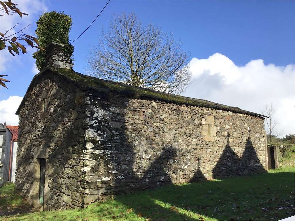 Iglesia de San Lorenzo de Bruma en Mesía