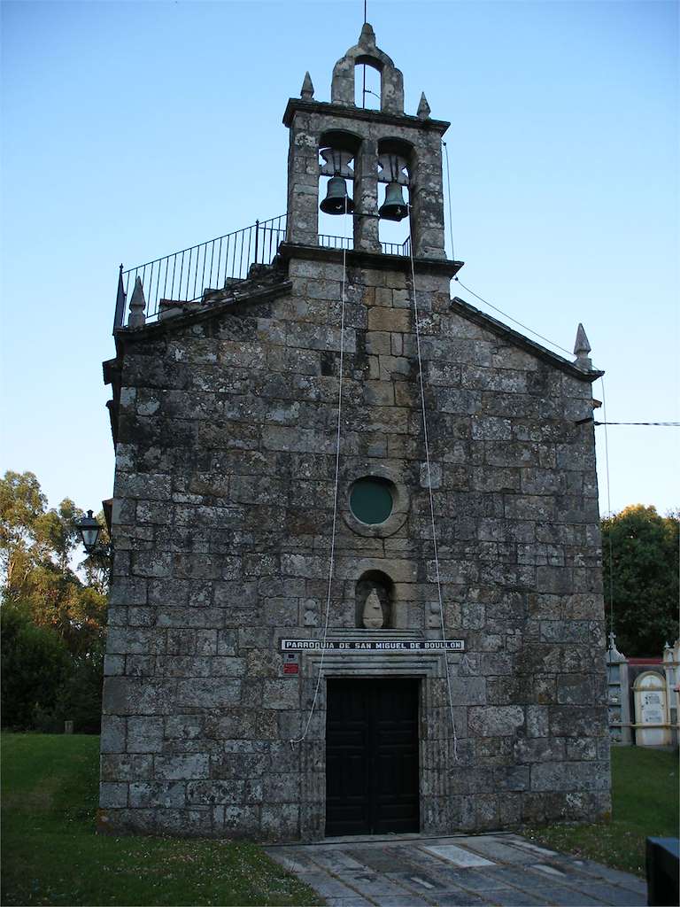 Iglesia de San Miguel de Boullón en Brión