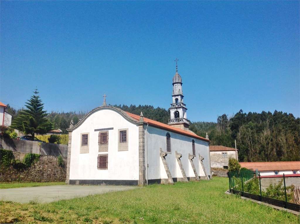 Iglesia de San Miguel de Couso en Coristanco