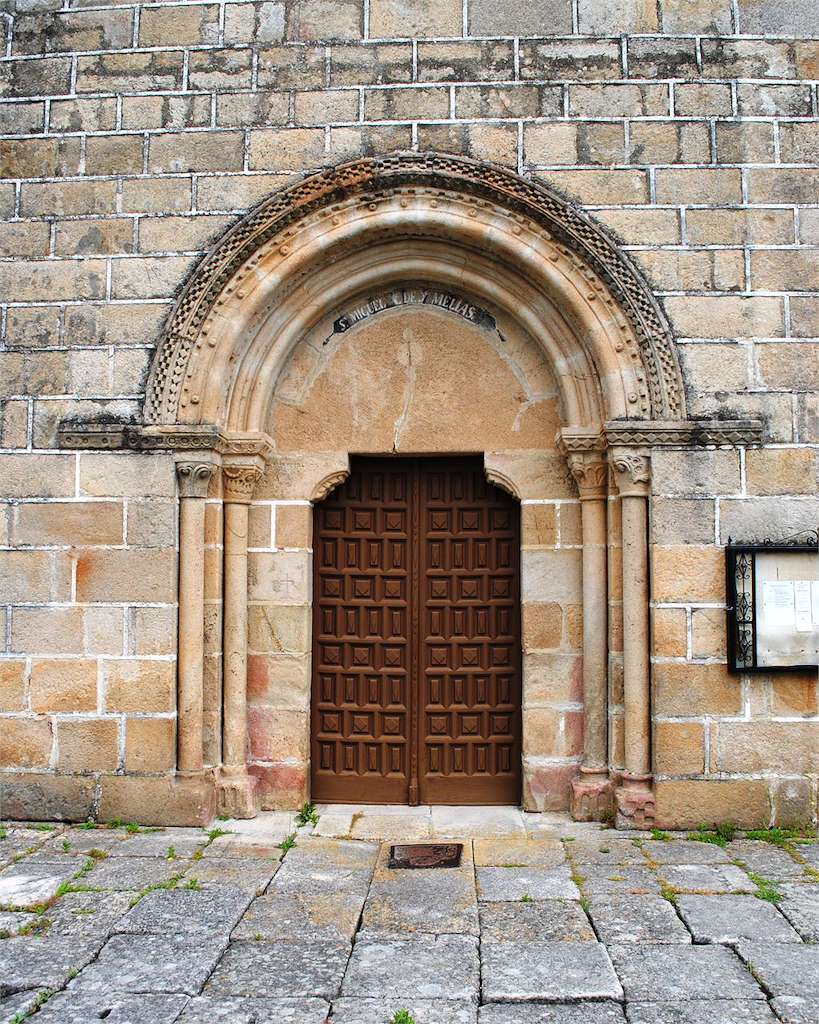 Iglesia de San Miguel de Melias en Coles