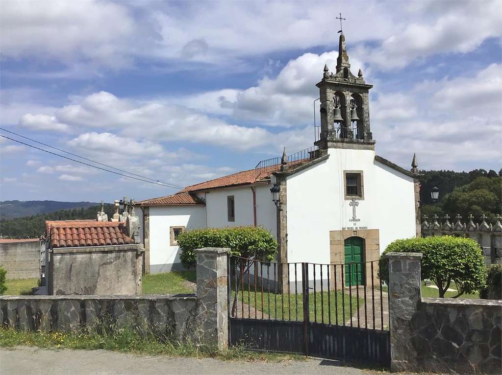 Iglesia de San Miguel de Pereira en O Pino
