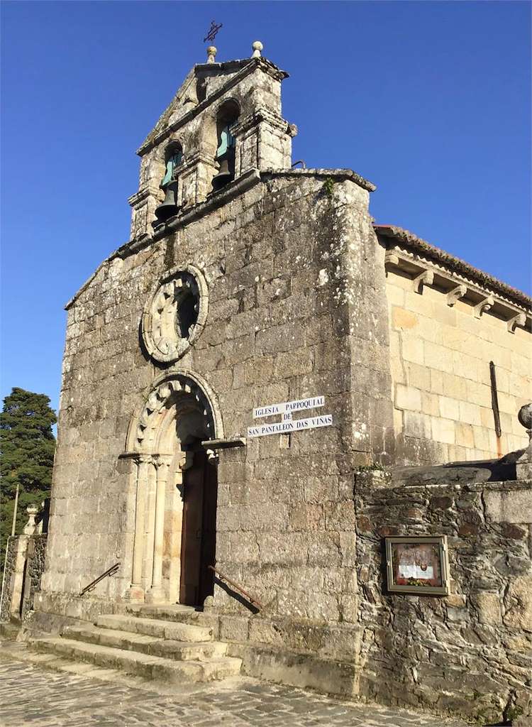 Iglesia de San Pantaleón das Viñas en Paderne