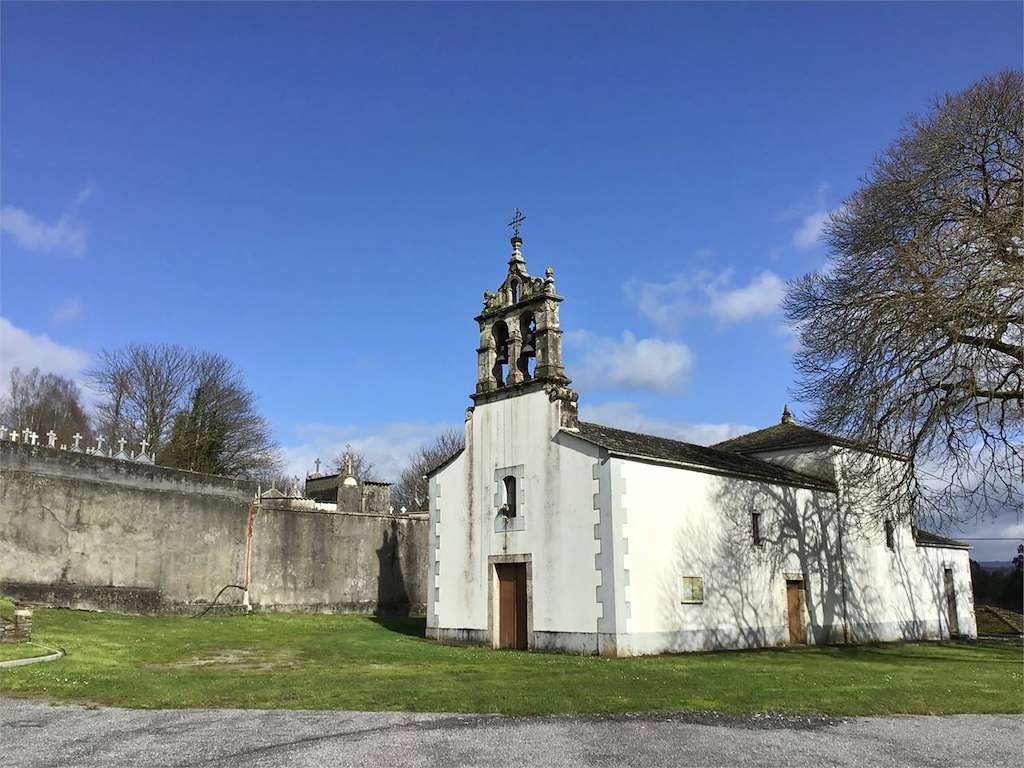 Iglesia de San Pedro de Santa Locaia  en Castro de Rei