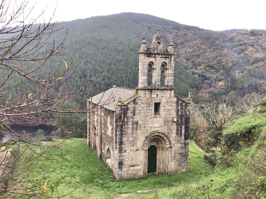Iglesia de San Xoán da Cova en Carballedo
