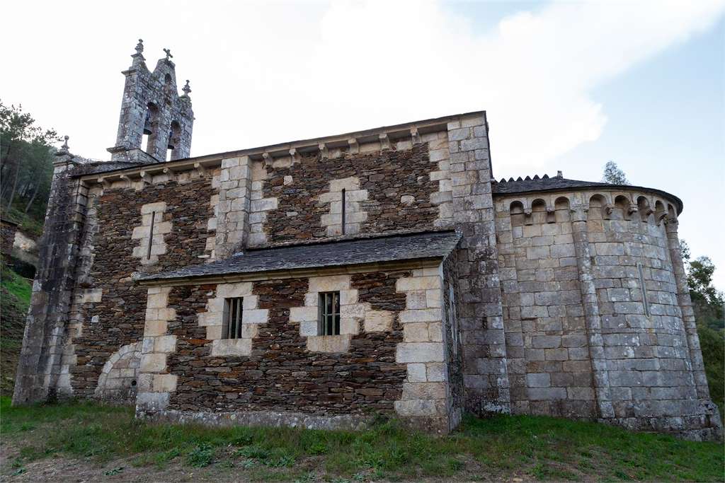 Iglesia de San Xoán da Cova en Carballedo