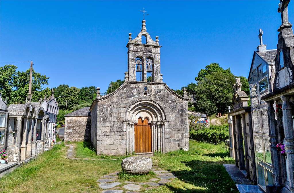 Iglesia de Santa María de Ferreiros en Paradela