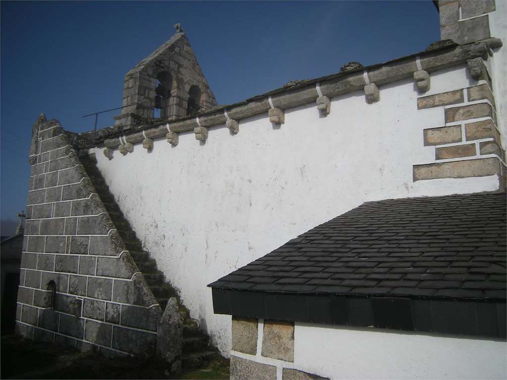 Iglesia de Santa María de Louzaregos en Viana do Bolo