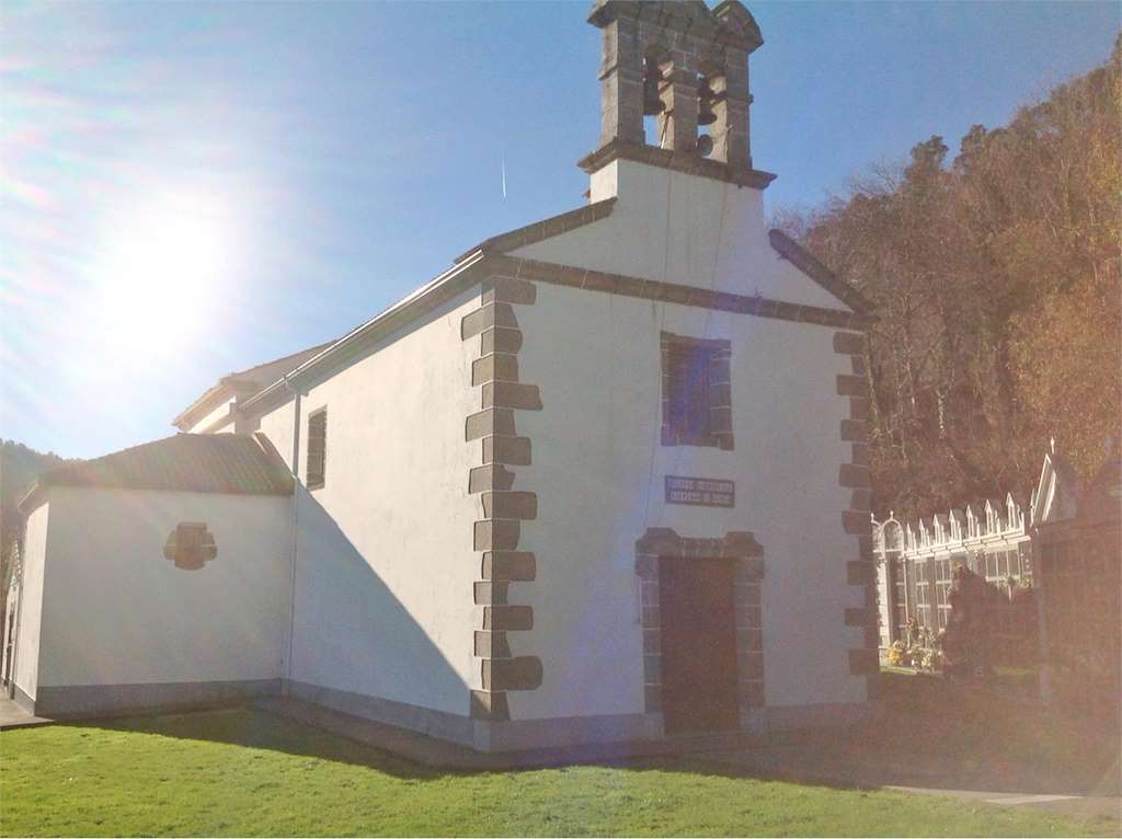 Iglesia de Santiago de Sumio en Carral