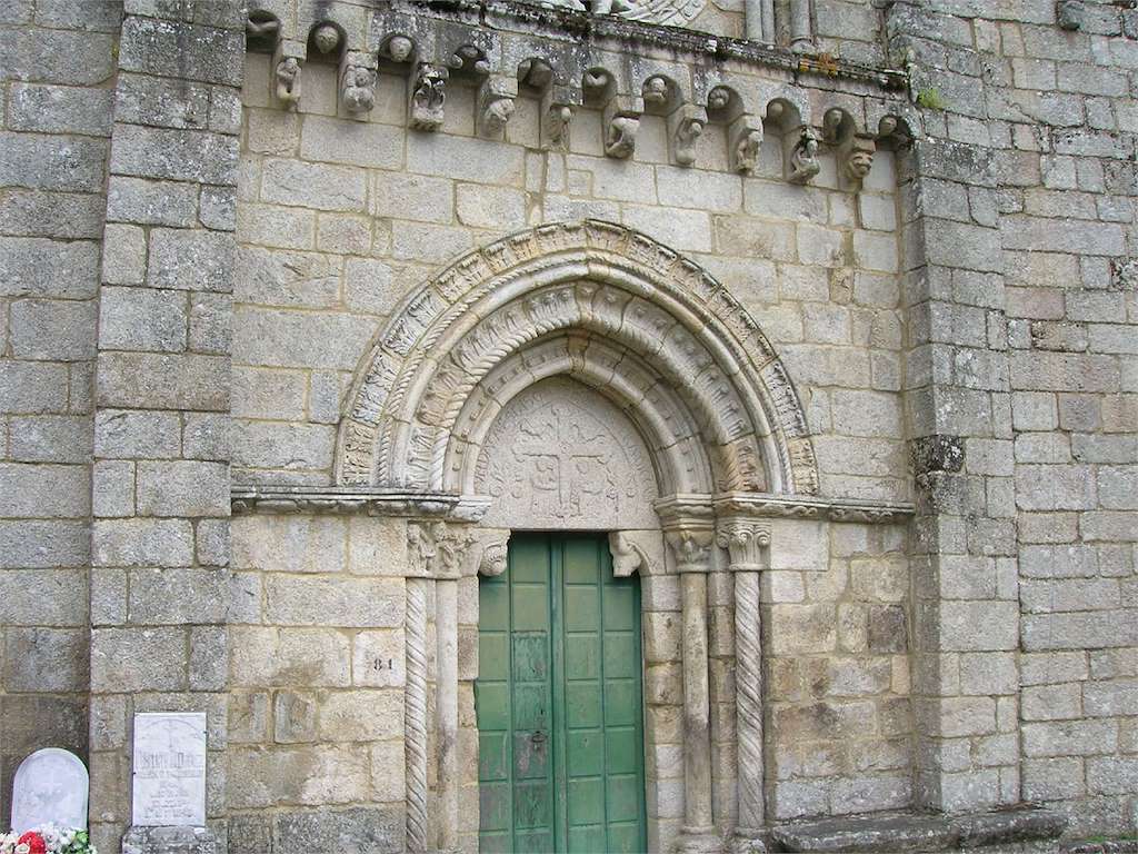 Iglesia de Santo Tomé de Serantes en Leiro
